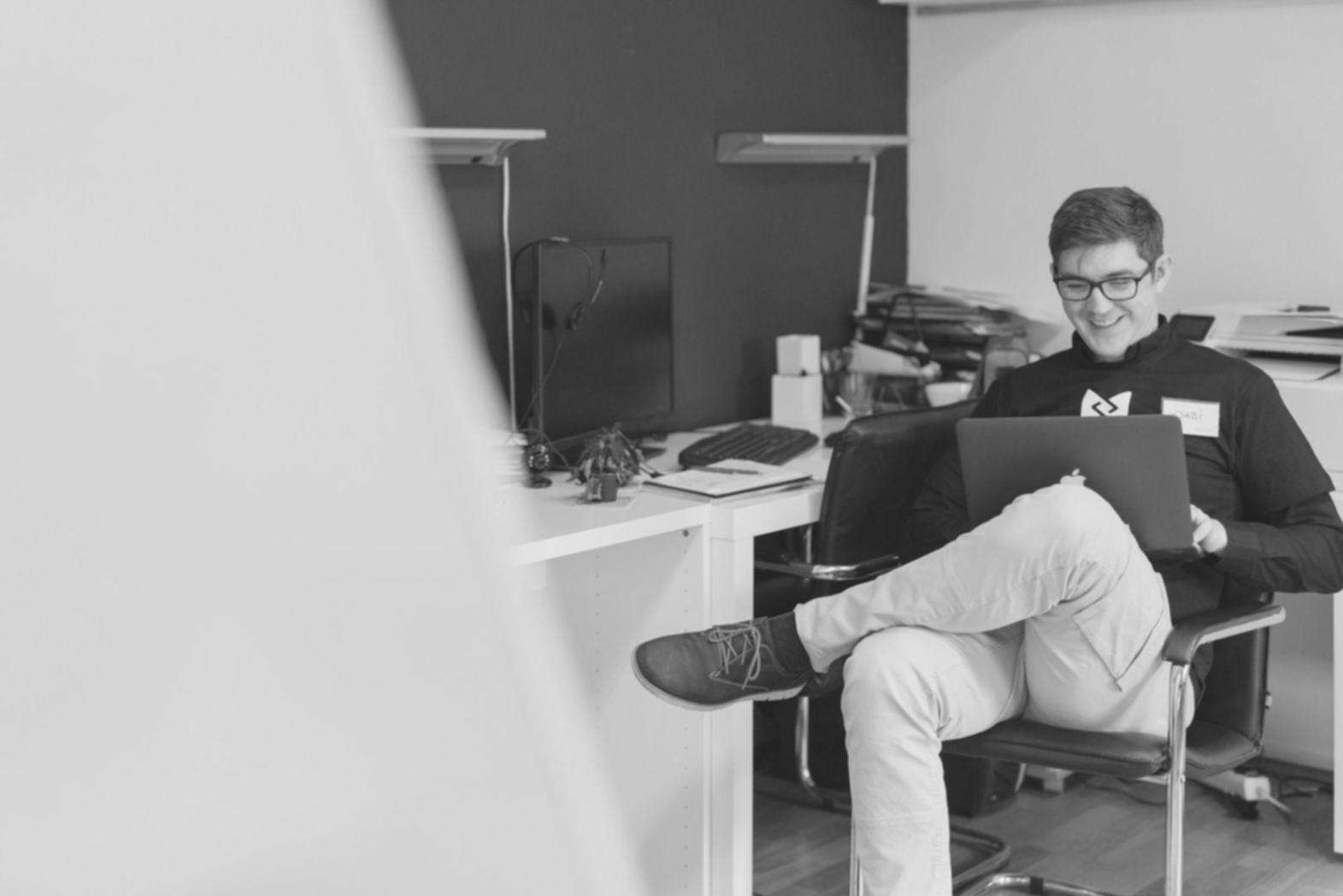 Équipe malqerivanox travaillant sur des stratégies financières personnalisées