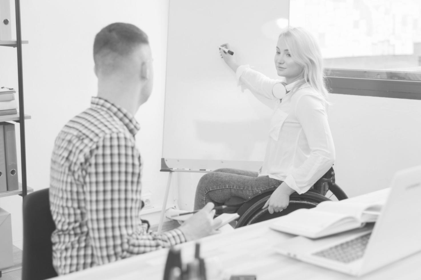 Participant suivant un webinaire sur la gestion financière depuis son domicile