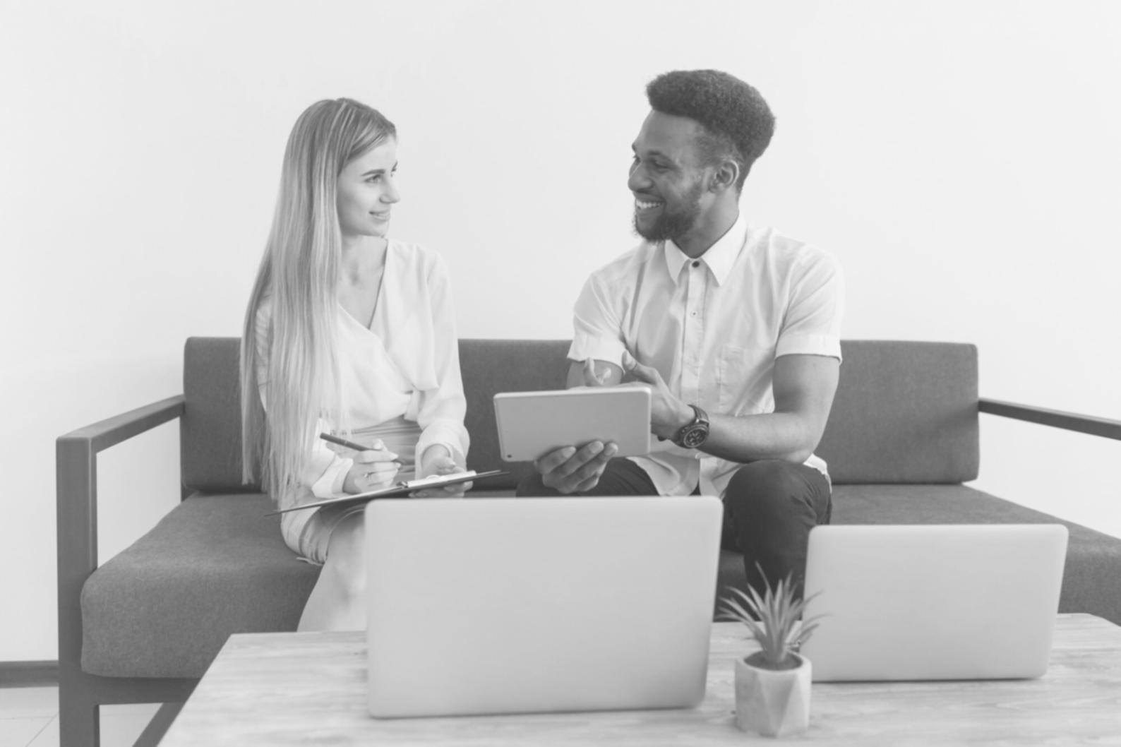 Espace de travail organisé avec documents financiers et outils d'apprentissage